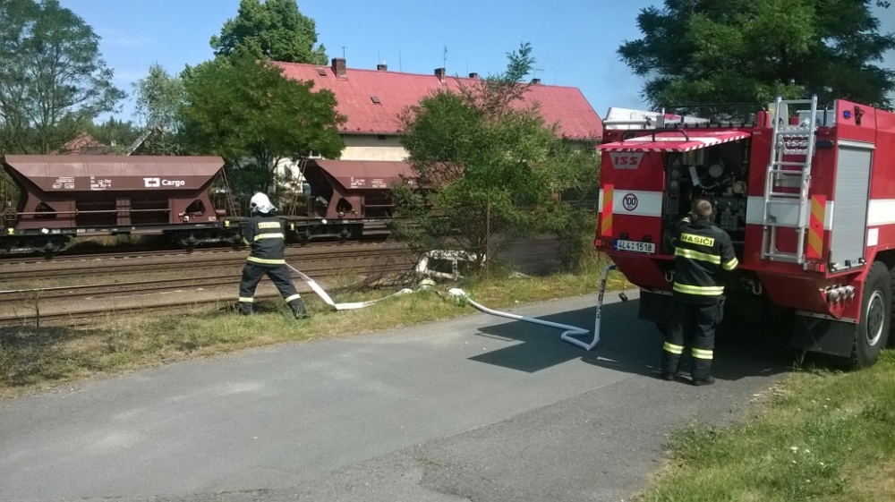 Auto zůstalo zaseknuté v kolejišti. Foto: HZSLK