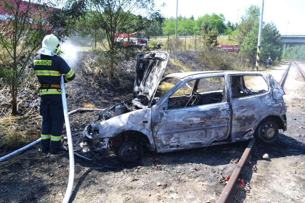 Auto zůstalo zaseknuté v kolejišti. Foto: HZSLK