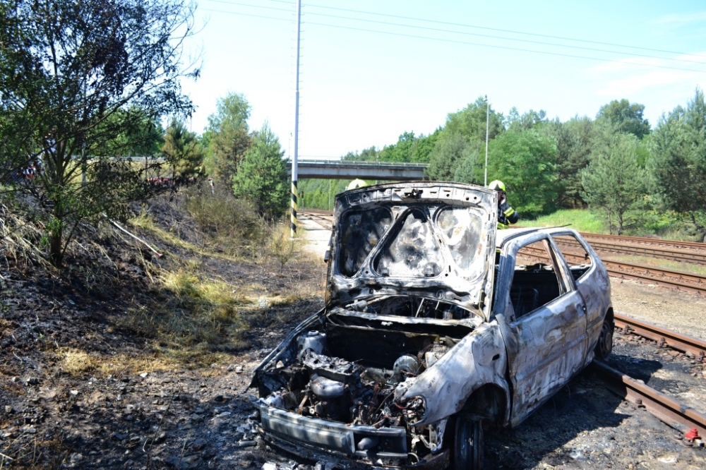 Auto zůstalo zaseknuté v kolejišti. Foto: HZSLK