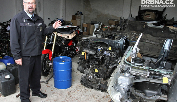 Gang kradl ve velkém. Auta rozebral a prodával je na díly