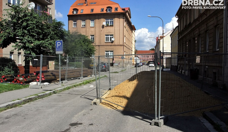 Komenského ulice je od tohoto týdne neprůjezdná