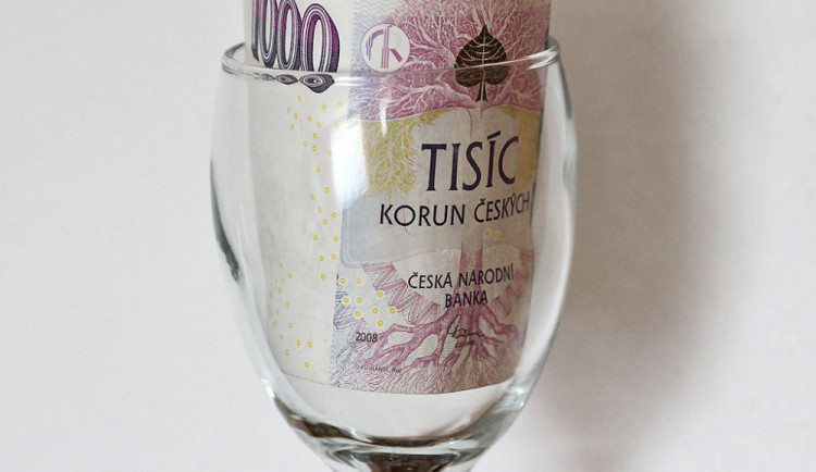 Obral matku o peníze, falešnou bankovku vyměnil za pravou