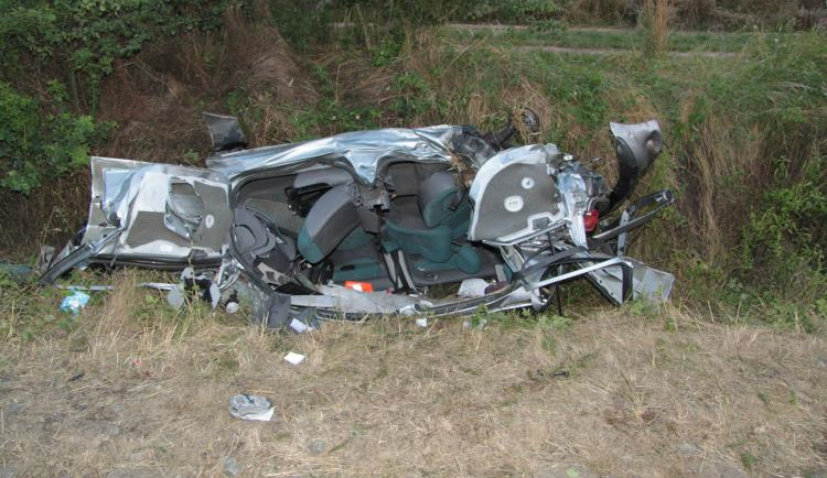 Vlak srazil peugeot s mladou ženou i jejím pětiletým synem