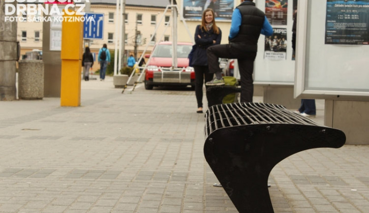 Přístřešek před Metropolem zpříjemní čekání na městskou