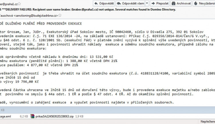 Další podvodné zprávy zaplavují e-mailové schránky