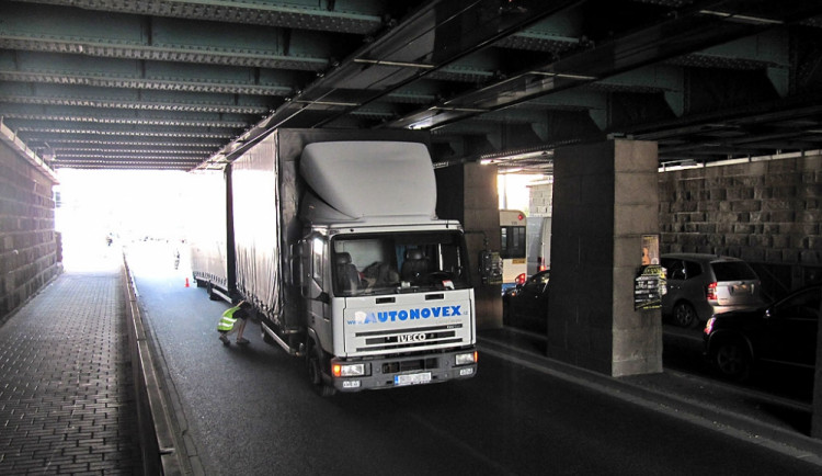 Příliš vysoký náklaďák zablokoval provoz pod viaduktem
