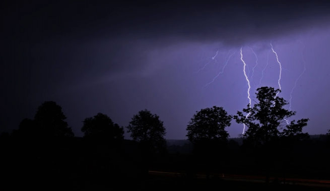 Žene se přívalový déšť. Hladiny toků budou rychle stoupat