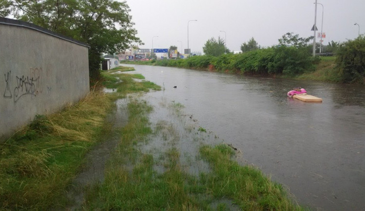 Dobrovodský potok se po silném dešti rozvodnil