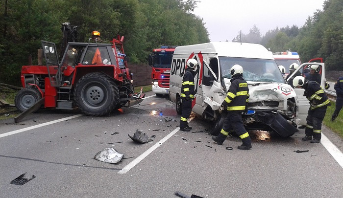 Po srážce dodávky s traktorem zalil hlavní tah na Lišov olej
