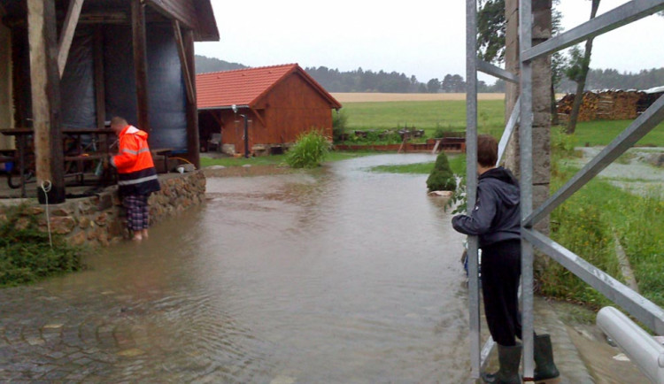 Všemyslice čekají další vodu, nakupují pytle s pískem