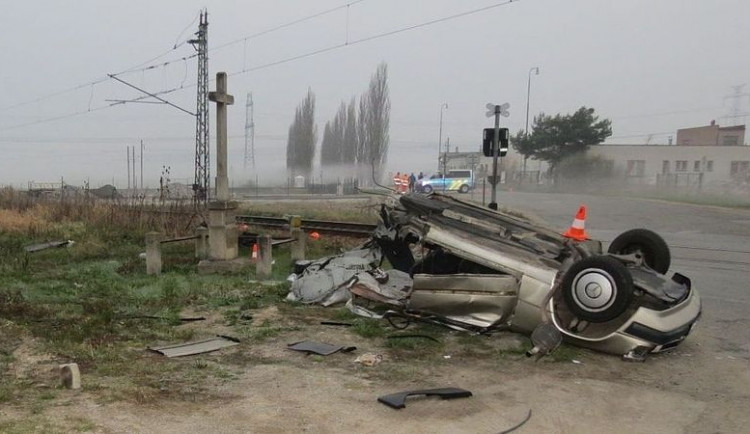 Železniční přejezd, místo nerovného souboje člověka s vlakem
