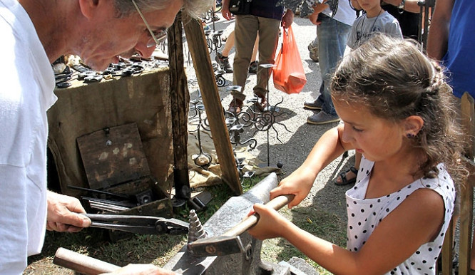 Řemeslný jarmark v Holašovicích vzali lidé útokem