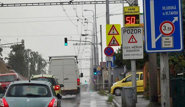 Nový statický radar upozorňuje řidiče na jejich rychlost