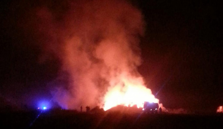 U Břehova hořel krátce po sobotní půlnoci stoh