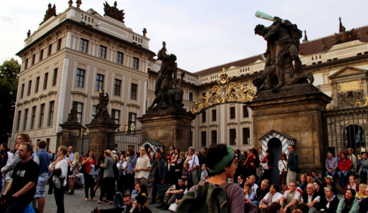 Do Prahy jezdí stále méně turistů, nejvíce Němců a Rusů