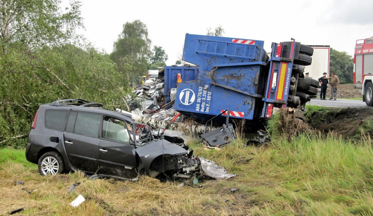 Náklaďák se železným šrotem usmrtil protijedoucího cizince