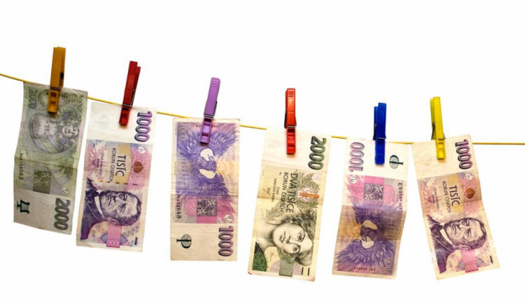 Glosa dne: Koruna zpevňuje na měsíční maxima