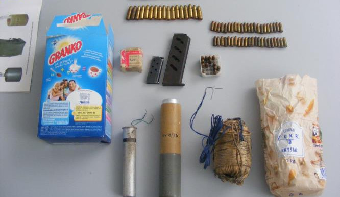 Senior přinesl pyrotechniku policistům až na služebnu