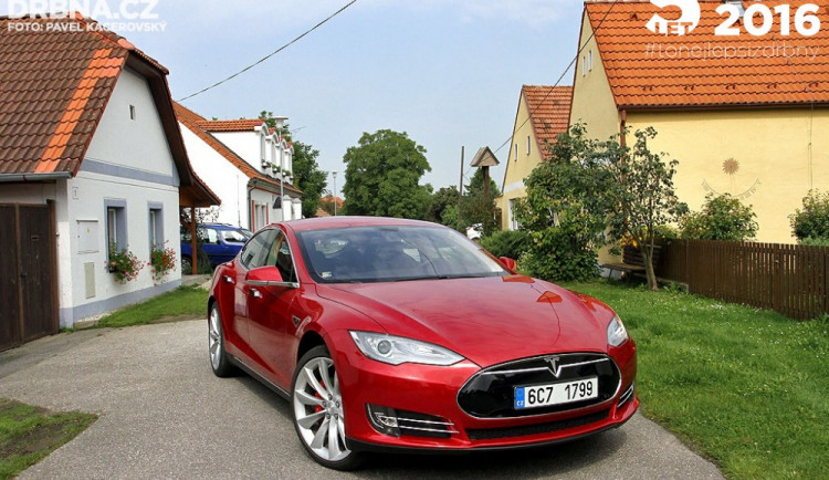 „Goodbye Oil, Welcome Electric!“ Jihočech přivezl Teslu S
