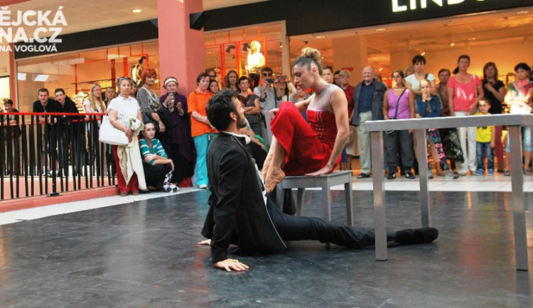 Baletní představení překvapilo nakupující návštěvníky