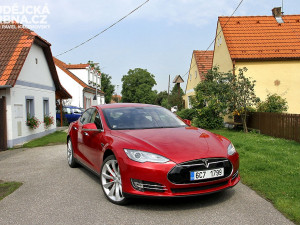 „Goodbye Oil, Welcome Electric!“ Tesla S brázdí naše silnice