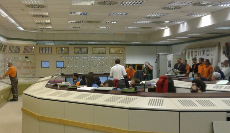 Pohled do velína prvního bloku v době zkoušky turbíny