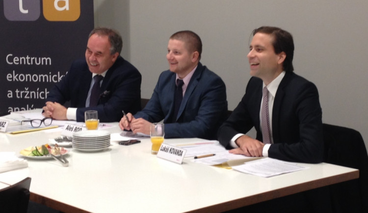 Řečníci zleva: Jiří Schwarz (CETA), Aleš Rod (CETA), Lukáš Kovanda (Roklen24)