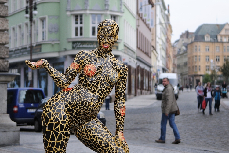 Kočky na nároží před libereckou radnicí vystřídala leopardí žena. Foto: Jan Král