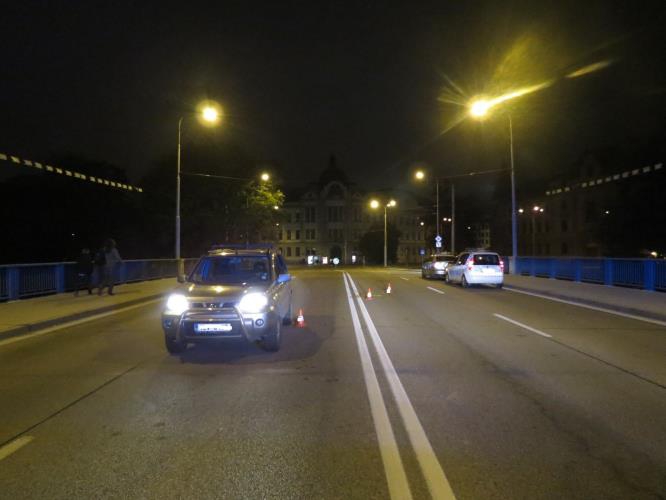 Mladík vyskočil z auta na Krumlovském mostě