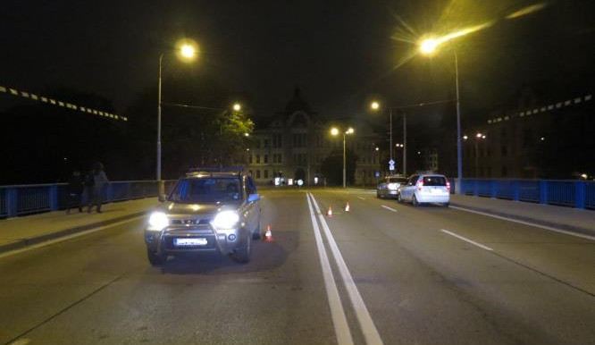 Mladík, který vyskočil z jedoucího auta, zemřel v nemocnici