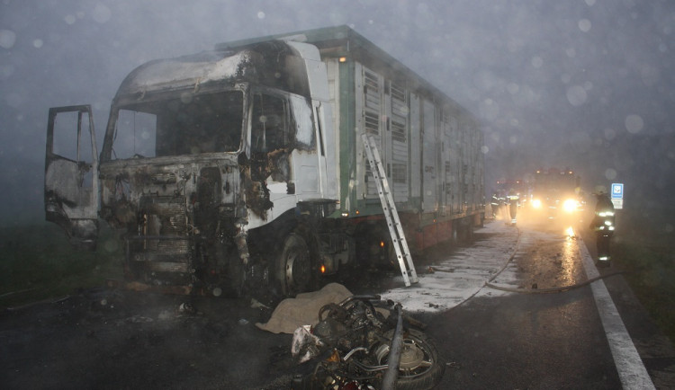 Motorkář nepřežil náraz do náklaďáku, ten začal hořet