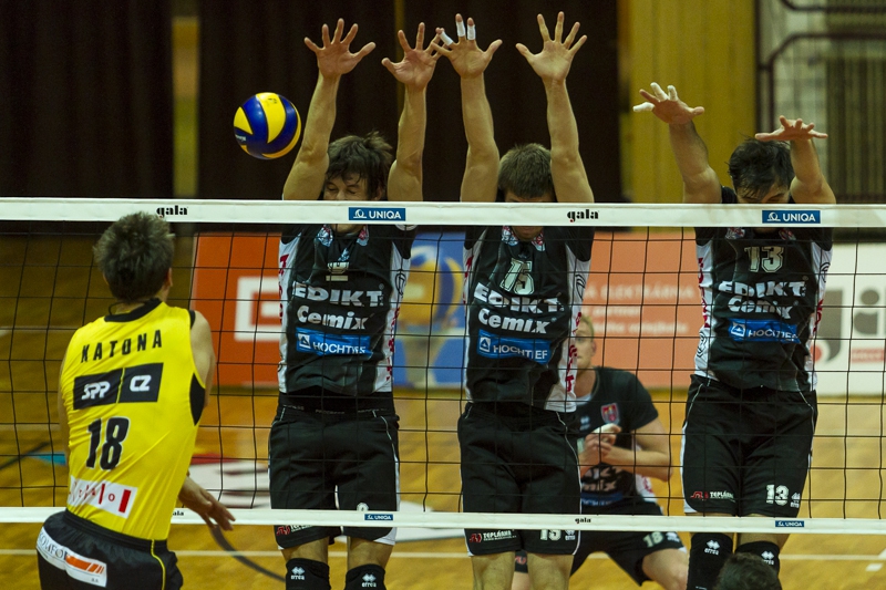 Přes pevné bloky dnes brněnští volejbalisté neměli šanci