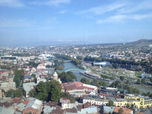 Tbilisi v údolí řeky Kura