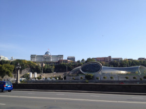 V centru Tbilisi se mísí historické a administrativní budovy s moderní architekturou