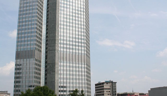 Glosa dne: Zatímco ECB šrouby povoluje, Evropská komise bdí na jejichž utažením