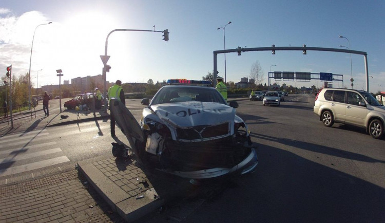 Policejní auto se zapnutými majáky narazilo do octavie