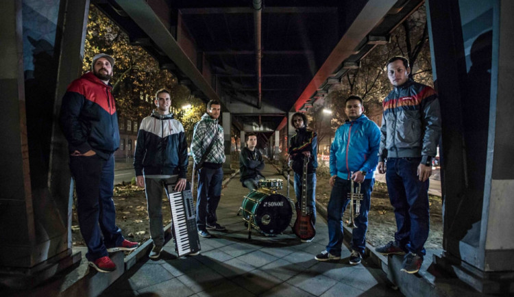 Ska reggae partička Fast Food Orchestra přijíždí do Slavie