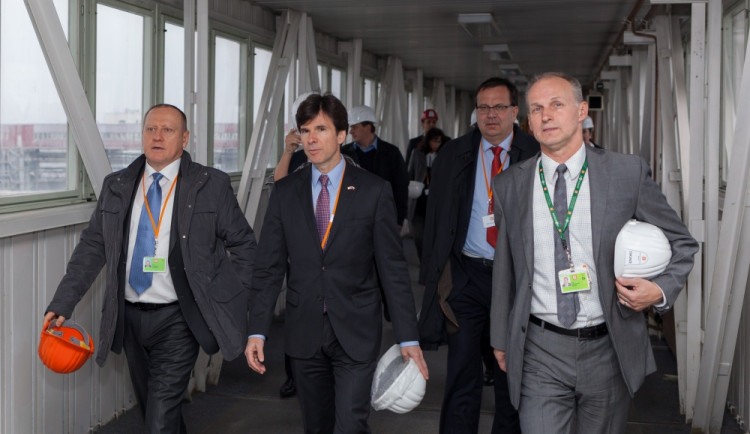 Při prohlídkce temelínské elektrárny zleva Ladislav Štěpánek, člen představenstva ČEZ, americký velvyslanec Andrew Schapiro, ministr Jan Mládek a temelínský ředitel Miloš Ště