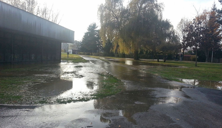 Budějce byly bez pitné vody. V Plzeňské praskl vodovod
