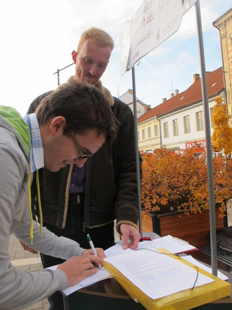 Petiční akce v Českých Budějovicích. Na snímku v pozadí koordinátor Jan Třeštík
