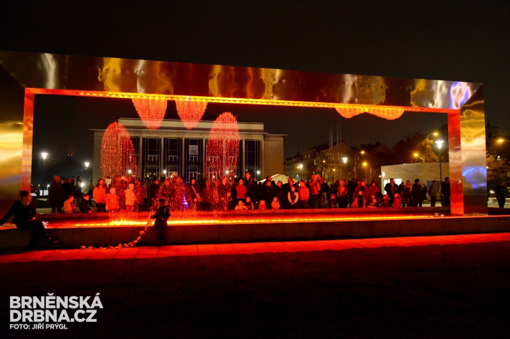 Svítící opona rozzářila prostranství před divadlem, Foto: Jiří Prýgl, Brněnská Drbna