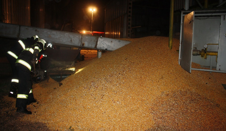 V Dyníně hořela sušička s padesáti tunami kukuřice