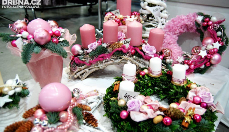 Letošní Vánoce se budou ladit do růžové barvy