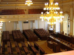 Politici, klidně si zvedněte platy. Ale choďte do práce...