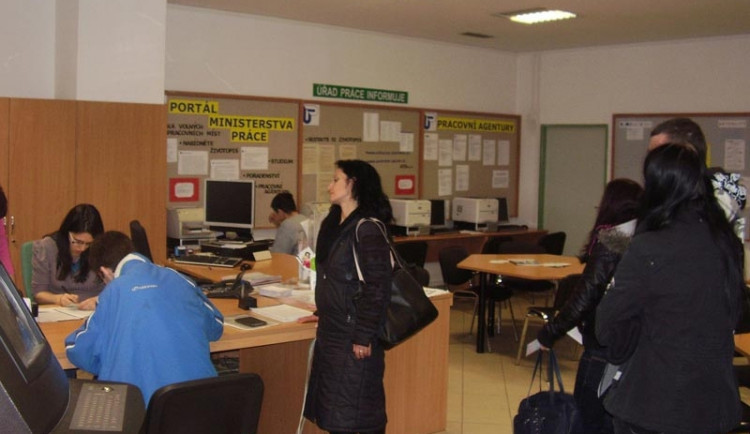 Počet zamestnancov stále pod 2 miliónmi