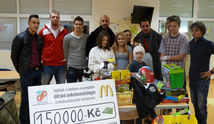 Zástupci sportovních klubů obdarovali děti v nemocnici