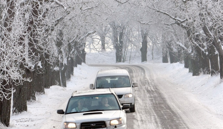Nehod jsou desítky, někteří řidiči jezdí příliš rychle