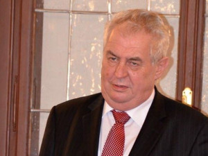 Zeman: Ztráta suverenity nám nehrozí, poklonkování mocným ale ano