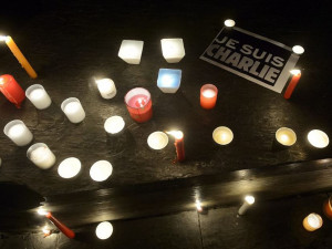 Solidaritu s oběťmi střelby ve Francii vyjádřily v ČR stovky lidí