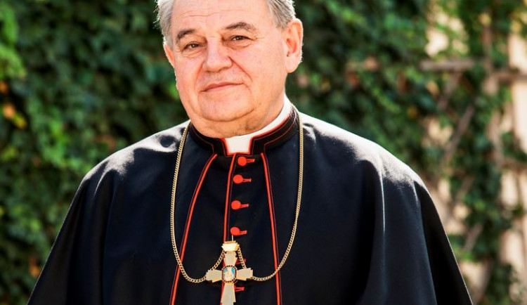 Kardinál Duka na zahradě Arcibiskupského paláce v Praze